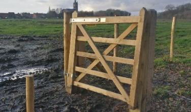 Portillon battant en ch&ecirc;ne pour cl&ocirc;turer un champ.